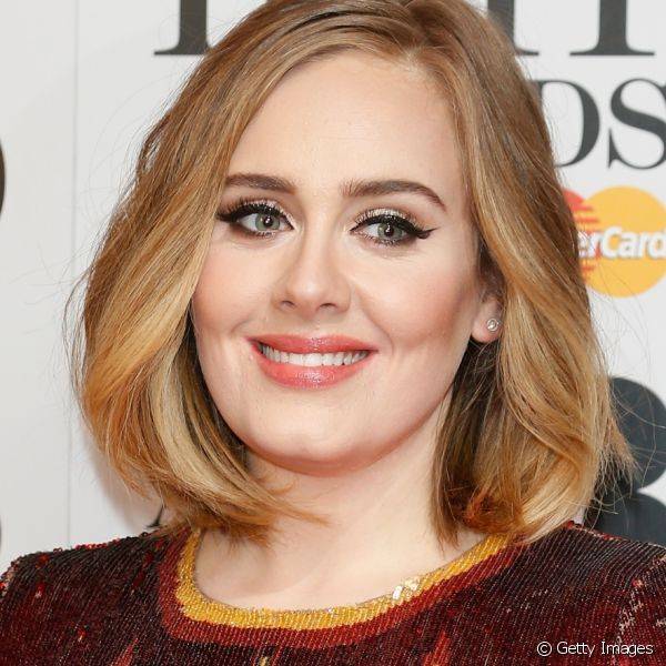 Al?m do look com batom vermelho, no BRIT Awards 2016, Adele tamb?m combinou o delineado gatinho com o batom nude com camada de gloss (Foto: Getty Images)